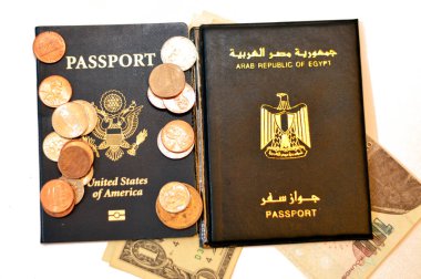 Mısır pasaportu, Mısır 'ın para banknotları, Amerikan pasaportu, Amerikan doları ve bozuk paraları, Amerika Birleşik Devletleri Gezgin Kimliği ve Mısır Arap Cumhuriyeti, seyahat turizmi konsepti
