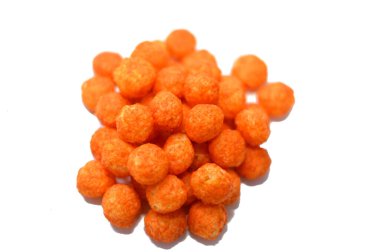 Kızarmış peynir topları, kızarmış peynir topları, beyaz arka planda izole edilmiş peynir topları.