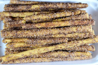 Kahverengi tarçınlı ekmek, Grissini, Grissino ya da sos çubukları, sopa satışı tarçınlı Fransız çubukları ve üzerine kahverengi şeker, kalem büyüklüğünde çıtır çubuklar, kuru pişmiş ekmek, kırıntı kraker