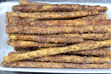 Kahverengi tarçınlı ekmek, Grissini, Grissino ya da sos çubukları, sopa satışı tarçınlı Fransız çubukları ve üzerine kahverengi şeker, kalem büyüklüğünde çıtır çubuklar, kuru pişmiş ekmek, kırıntı kraker