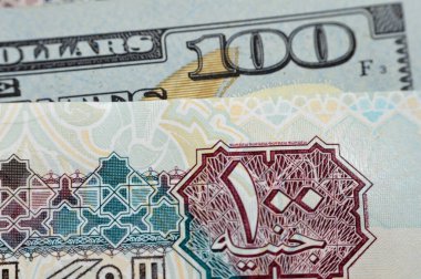 Yakın plan Mısır para banknotları 100 EGP LE 100 Pound banknot ve 100 Amerikan nakit, Mısır ve Amerika Birleşik Devletleri döviz kuru, enflasyon ve ekonomi konsepti