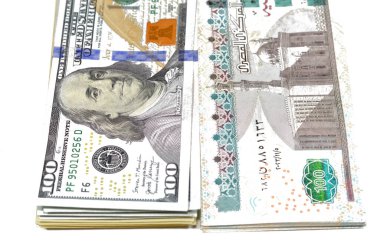 Mısır para banknotları 100 EGP LE 100 Pound banknot ve 100 Amerikan nakit, Mısır ve Amerika Birleşik Devletleri döviz kuru, enflasyon ve ekonomi konsepti