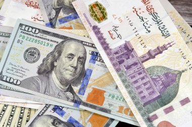100 dolar Amerikan doları ve 200 EGP LE banknotları, Mısır ve Amerika Birleşik Devletleri döviz kuru, enflasyon ve ekonomi konsepti
