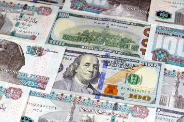 Mısır para banknotları 100 EGP LE 100 Pound banknot ve 100 Amerikan nakit, Mısır ve Amerika Birleşik Devletleri döviz kuru, enflasyon ve ekonomi konsepti