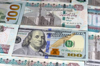 Mısır para banknotları 100 EGP LE 100 Pound banknot ve 100 Amerikan nakit, Mısır ve Amerika Birleşik Devletleri döviz kuru, enflasyon ve ekonomi konsepti