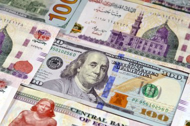 100 dolar Amerikan doları ve 200 EGP LE banknotları, Mısır ve Amerika Birleşik Devletleri döviz kuru, enflasyon ve ekonomi konsepti