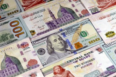 100 dolar Amerikan doları ve 200 EGP LE banknotları, Mısır ve Amerika Birleşik Devletleri döviz kuru, enflasyon ve ekonomi konsepti