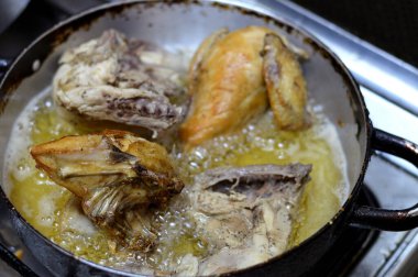 Derisi ve kemikleri derin yağda kızartılmış tavuk parçaları, pişirme, ızgara, barbekü, servis edilmeye hazır kızartma, tabakta beyaz tavuk eti, seçici odaklanma