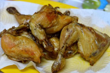 Derisi ve kemikleri olan kızarmış tavuk parçaları, pişirme, ızgara, barbekü, servis edilmeye hazır kızartma, tabakta beyaz tavuk eti, seçici odaklanma