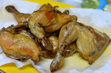 Derisi ve kemikleri olan kızarmış tavuk parçaları, pişirme, ızgara, barbekü, servis edilmeye hazır kızartma, tabakta beyaz tavuk eti, seçici odaklanma