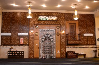 Kahire, Mısır, 11 Mart 2024: Kahire 'de büyük bir cami, günün beş ibadeti için yeni bir cami, Müslümanlara ibadet ve ibadet yeri