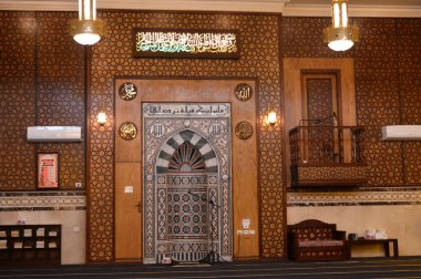 Kahire, Mısır, 11 Mart 2024: Bir Mihrab Camii, Mekke 'deki Müslümanların namaz kılarken yüzleri Mekke' ye dönük Kabe yönünü gösteren bir caminin duvarındaki bir oyuk.