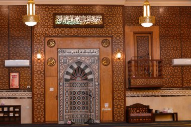 Kahire, Mısır, 11 Mart 2024: Bir Mihrab Camii, Mekke 'deki Müslümanların namaz kılarken yüzleri Mekke' ye dönük Kabe yönünü gösteren bir caminin duvarındaki bir oyuk.