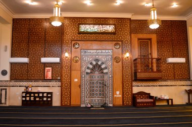 Kahire, Mısır, 11 Mart 2024: Kahire 'de büyük bir cami, günün beş ibadeti için yeni bir cami, Müslümanlara ibadet ve ibadet yeri