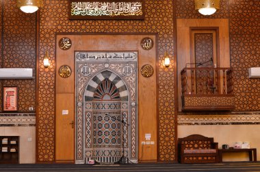 Kahire, Mısır, 11 Mart 2024: Bir Mihrab Camii, Mekke 'deki Müslümanların namaz kılarken yüzleri Mekke' ye dönük Kabe yönünü gösteren bir caminin duvarındaki bir oyuk.