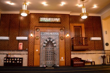 Kahire, Mısır, 11 Mart 2024: Kahire 'de büyük bir cami, günün beş ibadeti için yeni bir cami, Müslümanlara ibadet ve ibadet yeri