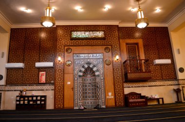 Kahire, Mısır, 11 Mart 2024: Kahire 'de büyük bir cami, günün beş ibadeti için yeni bir cami, Müslümanlara ibadet ve ibadet yeri