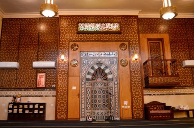 Kahire, Mısır, 11 Mart 2024: Bir Mihrab Camii, Mekke 'deki Müslümanların namaz kılarken yüzleri Mekke' ye dönük Kabe yönünü gösteren bir caminin duvarındaki bir oyuk.