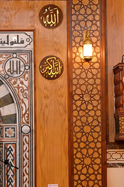 Kahire, Mısır, 11 Mart 2024: Bir Mihrab Camii, Mekke 'deki Müslümanların namaz kılarken yüzleri Mekke' ye dönük Kabe yönünü gösteren bir caminin duvarındaki bir oyuk.