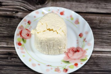 Arish Qarish Mısır 'ın beyaz peyniri, laban Rayeb' den yapılan beyaz, yumuşak, müstehcen peynir türüdür. Aşağı Mısır 'da yapılan bir tür kaymak ve mayalanmış süttür, domates dilimleriyle servis edilir.