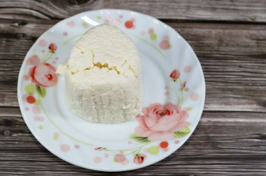 Arish Qarish Mısır 'ın beyaz peyniri, laban Rayeb' den yapılan beyaz, yumuşak, müstehcen peynir türüdür. Aşağı Mısır 'da yapılan bir tür kaymak ve mayalanmış süttür, domates dilimleriyle servis edilir.