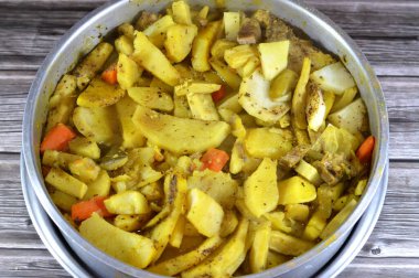 Fırınlanmış patates dilimleri, soğan, havuç, et, kabak, baharat, sarımsak, kırmızı biber ve defne, sığır eti ve sebzeli patates, Mısır usulü pişirilmiş, seçici odaklı