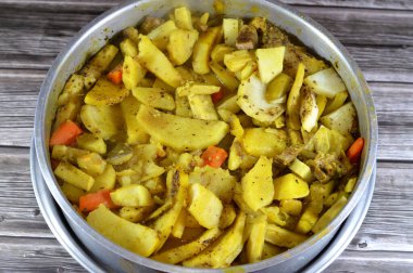 Fırınlanmış patates dilimleri, soğan, havuç, et, kabak, baharat, sarımsak, kırmızı biber ve defne, sığır eti ve sebzeli patates, Mısır usulü pişirilmiş, seçici odaklı