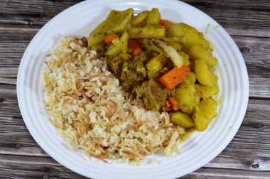 Sıcak buharda pişirilmiş vermicelli beyaz pirinç, patates, havuç, kabak, soğan ve domates, fırında pişmiş et parçaları, Mısır Arap tavuğu ve vermicelli pirinç mutfağı.