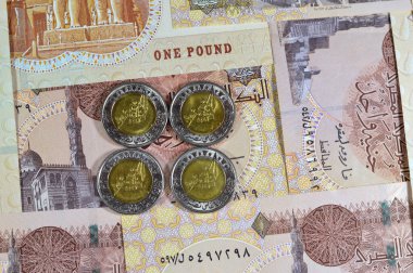 Bir Mısır Pound 1 LE EGP madeni para, hatıra sayısı, 50 yıl Ekim Zafer Altın Jübilesi 'nde, botta bayrak taşıyan askerler, 1 LE banknotunda zafer Mısır sikkesi