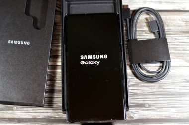 Kahire, Mısır, 22 Mart 2024: Samsung Galaxy S23 Ultra, Android tabanlı akıllı telefonlar Samsung Electronics tarafından tasarlandı, geliştirildi ve pazarlandı.