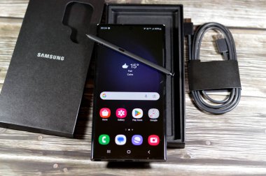 Kahire, Mısır, 22 Mart 2024: Samsung Galaxy S23 Ultra, Android tabanlı akıllı telefonlar Samsung Electronics tarafından tasarlandı, geliştirildi ve pazarlandı.
