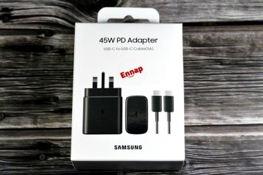 Kahire, Mısır, 22 Mart 2024: Samsung 45W PD adaptörü USB-C USB-C kablo 5A, Samsung S serisi S23 ve S24 Ultra gibi sancak gemisi cep telefonları için süper hızlı şarj cihazı, Seyahat, Hızlı Şarj, seçici odaklanma