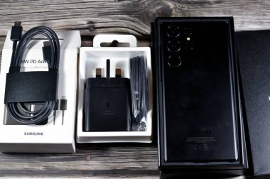 Kahire, Mısır, 22 Mart 2024: Samsung Galaxy S23 Ultra, Android tabanlı akıllı telefonlar Samsung Electronics tarafından tasarlandı, geliştirildi ve pazarlandı.