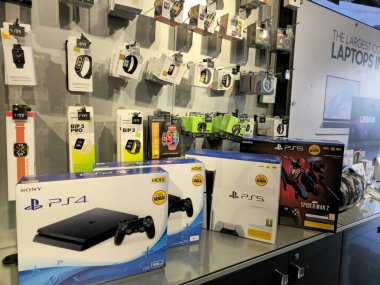 Kahire, Mısır, 22 Mart 2024: Sony 'den Playstation PS4 PS5, beş oyun konsolu, iki el bilgisayarı, bir medya merkezi, bir akıllı telefon ve çevrimiçi hizmetlerden oluşan bir video oyun markası.