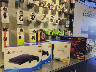 Kahire, Mısır, 22 Mart 2024: Sony 'den Playstation PS4 PS5, beş oyun konsolu, iki el bilgisayarı, bir medya merkezi, bir akıllı telefon ve çevrimiçi hizmetlerden oluşan bir video oyun markası.