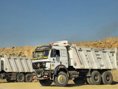 Kahire, Mısır, 23 Mart 2024: Çöldeki bir inşaat ve çalışma alanında Lorry, Mısır 'da yeni yollar ve yeni gayrimenkul projeleri olarak genişleyen yollar geliştirme sürecinde, seçici bir odak noktası