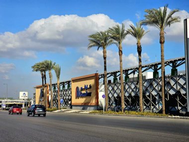 Kahire, Mısır, 23 Mart 2024: Carrefour şehir merkezi Mısır, merkezi Massy, Fransa merkezli çok uluslu bir perakende ve toptan satış şirketi, bir hipermarket zinciri, bakkallar