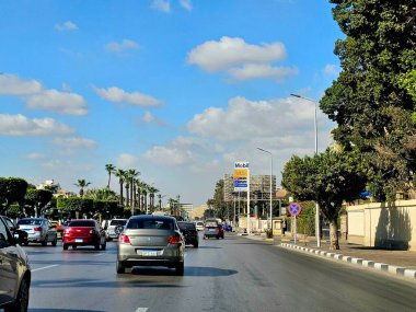 Kahire, Mısır, 23 Mart 2024: Mobil ExxonMobil şirketinin Mobil petrol ve petrol istasyonu, Mobil1 hizmet merkezi ile küresel petrol endüstrisi için çalışan bir benzin istasyonu.