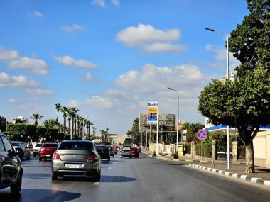 Kahire, Mısır, 23 Mart 2024: Mobil ExxonMobil şirketinin Mobil petrol ve petrol istasyonu, Mobil1 hizmet merkezi ile küresel petrol endüstrisi için çalışan bir benzin istasyonu.