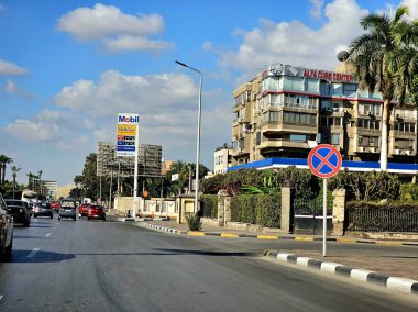 Kahire, Mısır, 23 Mart 2024: Mobil ExxonMobil şirketinin Mobil petrol ve petrol istasyonu, Mobil1 hizmet merkezi ile küresel petrol endüstrisi için çalışan bir benzin istasyonu.