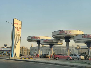 Kahire, Mısır, 23 Mart 2024: Kahire 'de Gehan Al Saddat ekseninde güzel bir tasarıma sahip soğutma benzini ve petrol istasyonu, B isimli bir restoran. TECH ve istasyonun içinde bir pazar, seçici odaklanma
