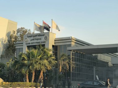 Kahire, Mısır, 23 Mart 2024: Nasr Şehri Serbest Bölgesi Mısır Yatırım Bakanlığı, serbest ticaret bölgesi veya serbest bölge otoritesi, kendi özel düzenlemeleri tarafından yönetilen bir ekonomik alandır.