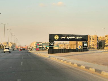 Kahire, Mısır, 23 Mart 2024: Mısır 'da Shinzo Abe eksen devriyesi otoyol tabelası, trafik otoyolunun adı eski Japon başbakanı Shenzo Abe' in Mısır yolu, seçici odak noktası.