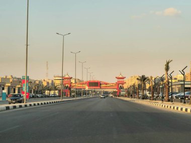 Kahire, Mısır, 23 Mart 2024: Shinzo Abe eksen devriye otoyolu geleneksel Japon mimari tarzında tamamlanmış yaya köprüsü ile, trafik otoyolu eski Japon başbakanının adını almıştır.