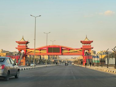 Kahire, Mısır, 23 Mart 2024: Shinzo Abe eksen devriye otoyolu geleneksel Japon mimari tarzında tamamlanmış yaya köprüsü ile, trafik otoyolu eski Japon başbakanının adını almıştır.