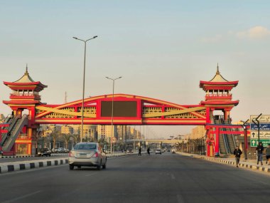 Kahire, Mısır, 23 Mart 2024: Shinzo Abe eksen devriye otoyolu geleneksel Japon mimari tarzında tamamlanmış yaya köprüsü ile, trafik otoyolu eski Japon başbakanının adını almıştır.