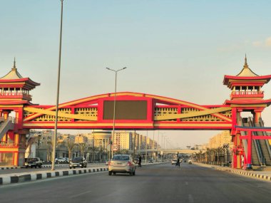 Kahire, Mısır, 23 Mart 2024: Shinzo Abe eksen devriye otoyolu geleneksel Japon mimari tarzında tamamlanmış yaya köprüsü ile, trafik otoyolu eski Japon başbakanının adını almıştır.