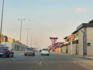 Kahire, Mısır, 23 Mart 2024: Serinleme benzin ve petrol istasyonu, Shinzo Abe yakıt istasyonu, Shinzo Abe otoyol ekseninde geleneksel Japon Asya tarzı benzin istasyonu, seçici odaklanma