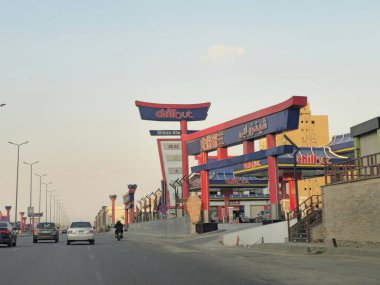 Kahire, Mısır, 23 Mart 2024: Serinleme benzin ve petrol istasyonu, Shinzo Abe yakıt istasyonu, Shinzo Abe otoyol ekseninde geleneksel Japon Asya tarzı benzin istasyonu, seçici odaklanma