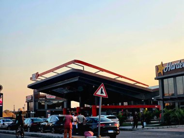 Kahire, Mısır, 23 Mart 2024: Gündüz vakti benzin ve petrol istasyonunu doldurun, Yeni Kahire şehrinde bir benzin istasyonu, istasyonun içinde mağazalar ve restoranlar, benzin istasyonu, seçici bir odak noktası